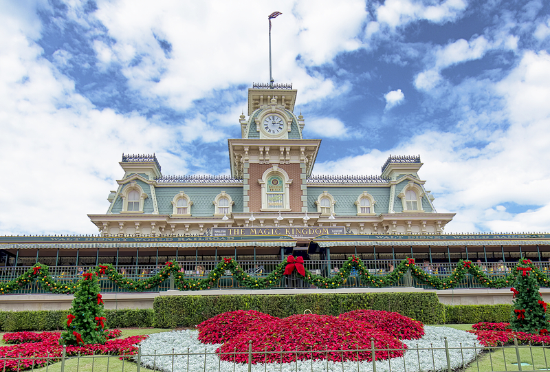 Walt-Disney-World-decorated-for-christmas