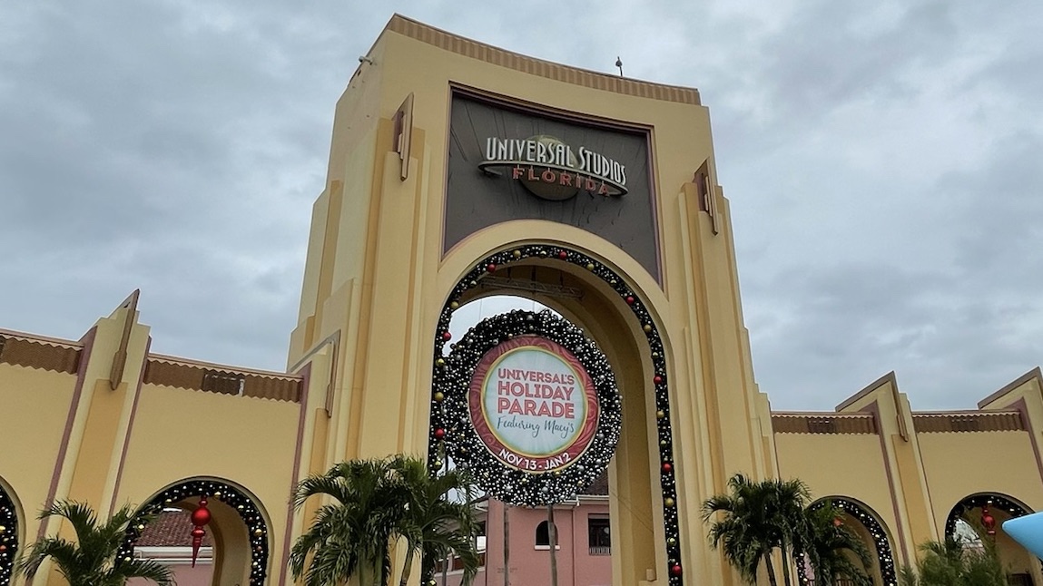 Universal-studios-orlando-christmas-entrance-decorations