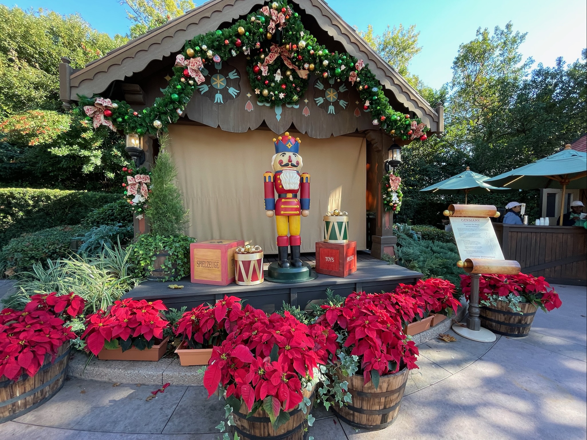 Christmas-Disney-World-Epcot-Decorations