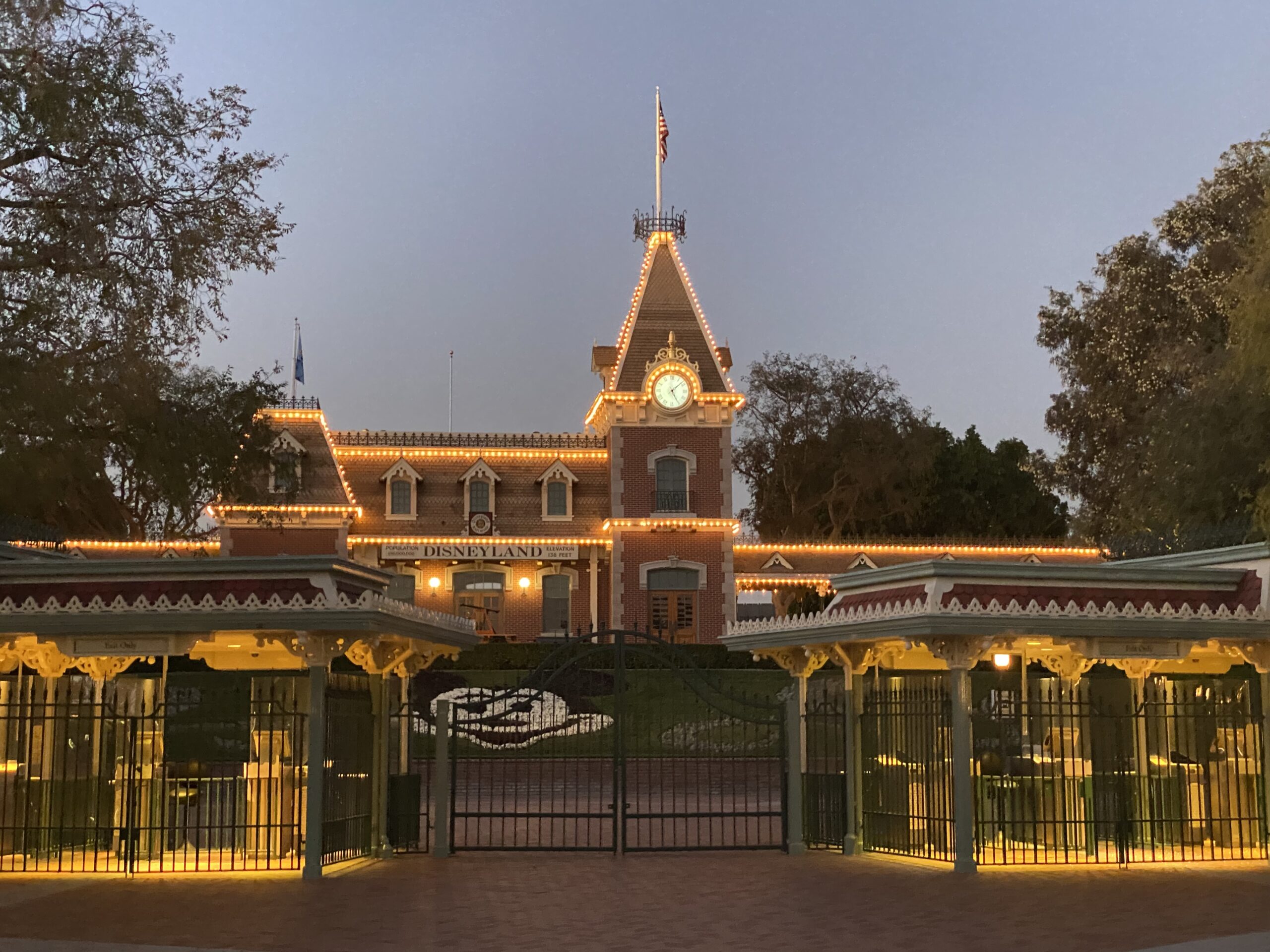 Disneyland-golden-hour-main-street-lights-front-entrance