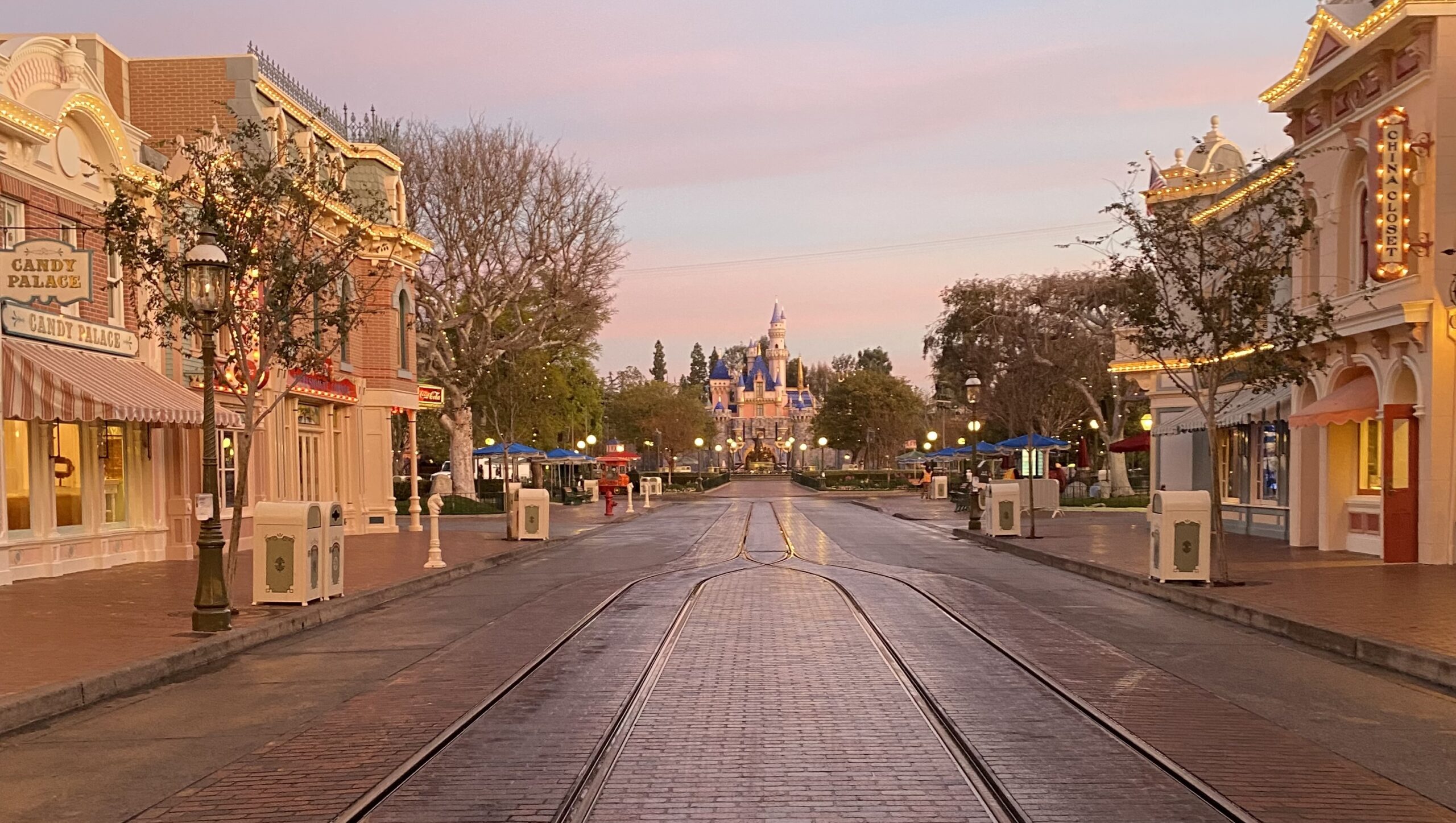 disneyland-mainstreet-castle-sunrise-no-crowds