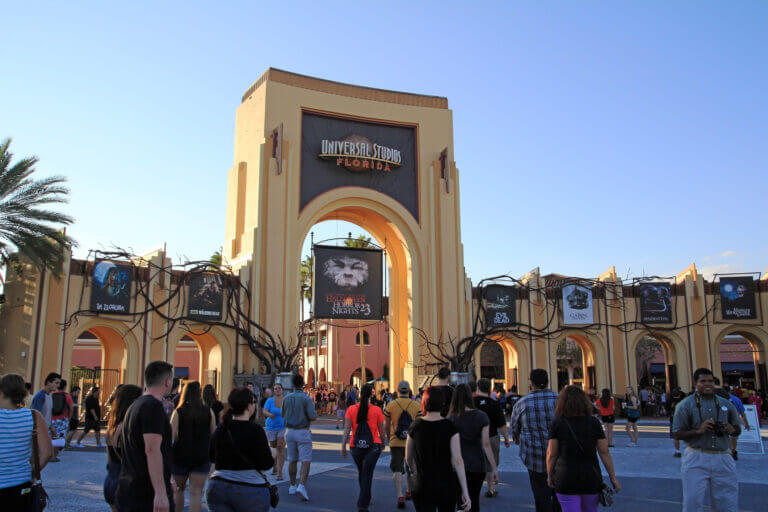 Guide to Halloween Horror Nights Early Entry 2024 - Stay and Scream Ticket