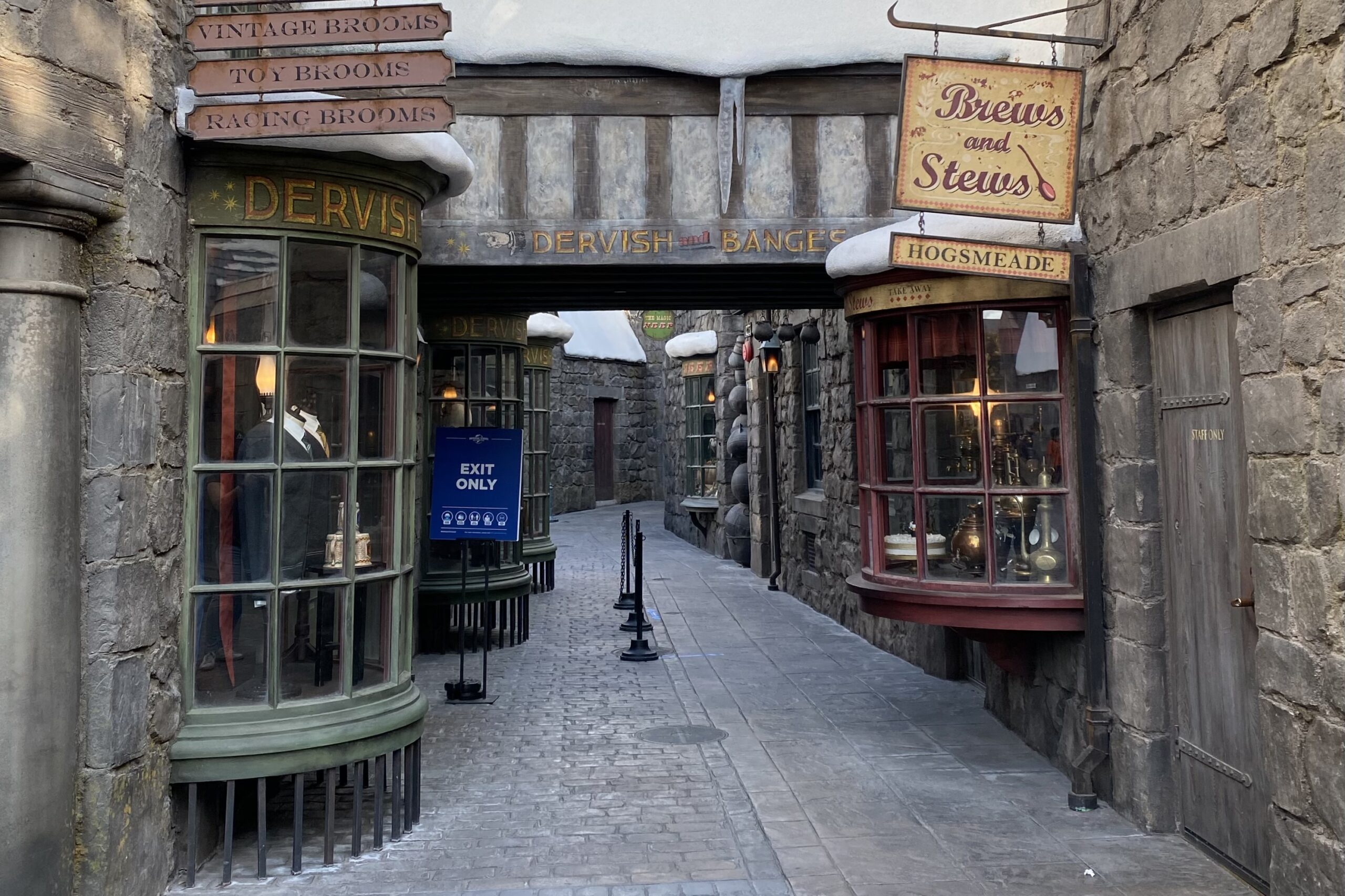dervish-and-bangs-shopping-alleyway-harry-potter-hotwarts-hogsmeade