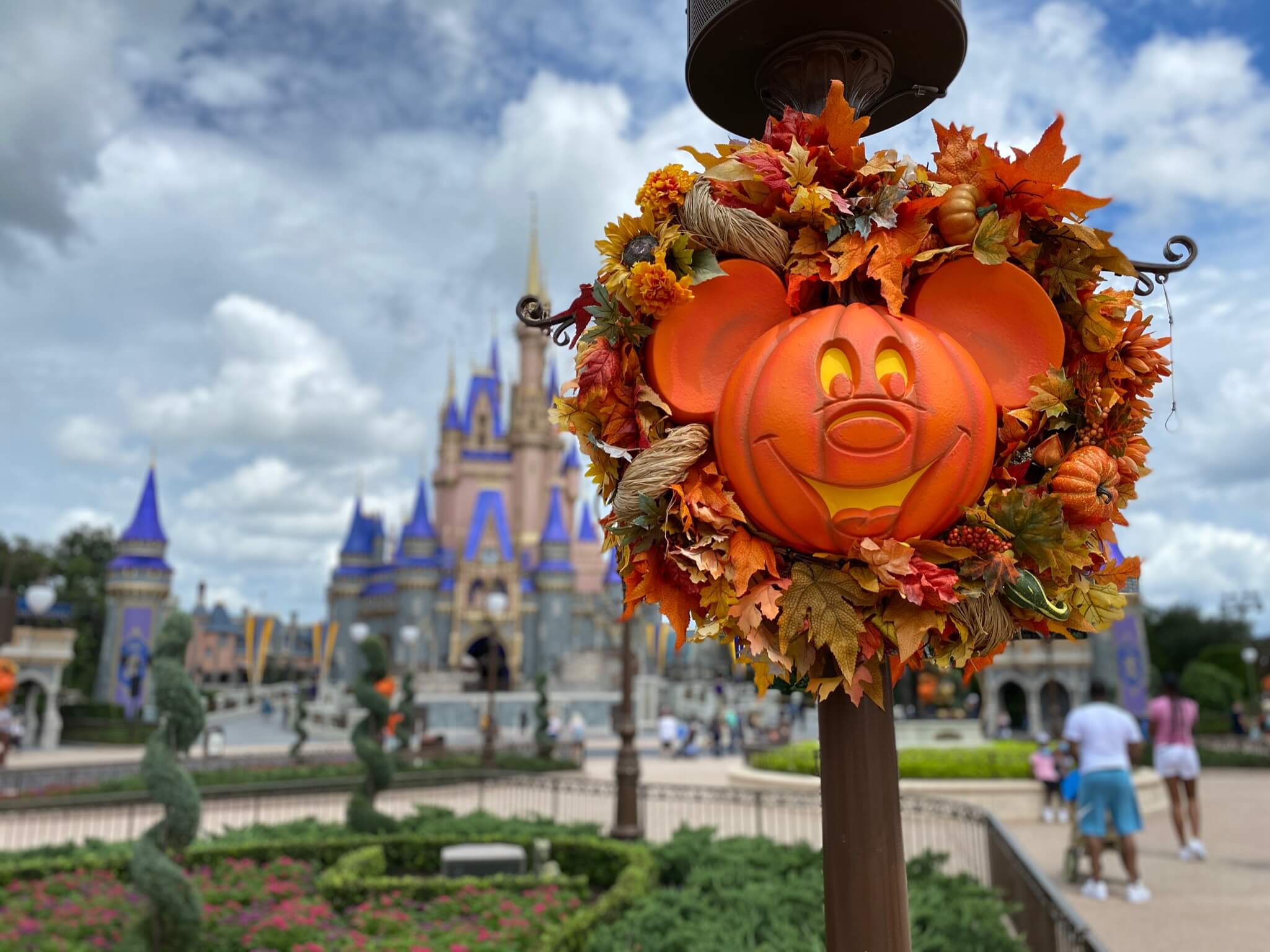 magic-kingdom-halloween-pumpkin-lantern-castle