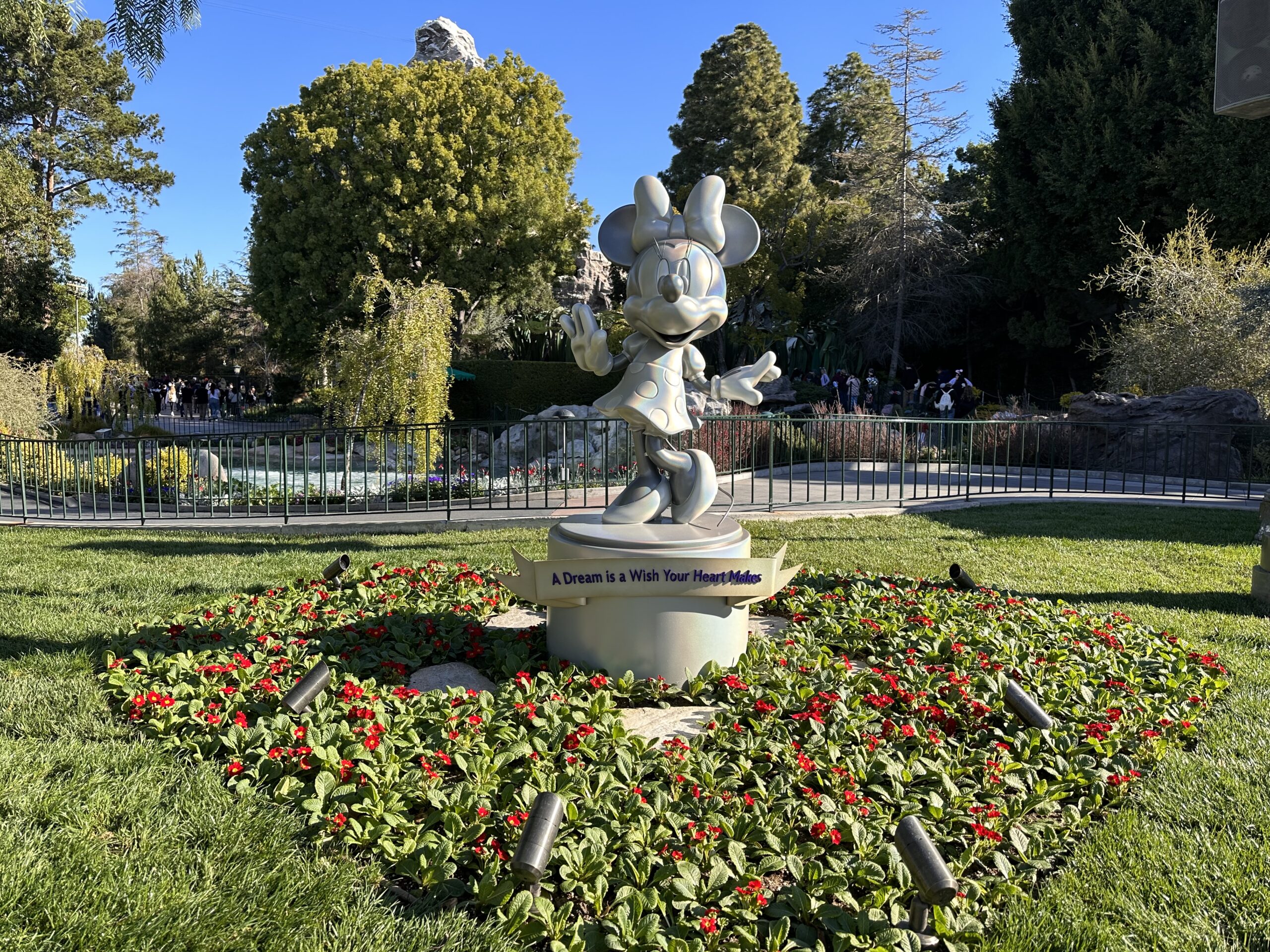Minnie-mouse-disneyland-100-statue