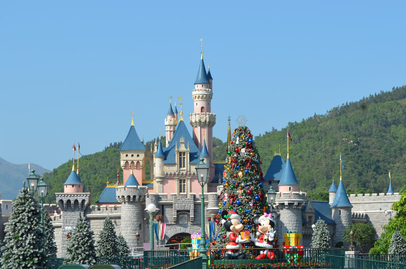 disneyland-park-decorated-for-christmas