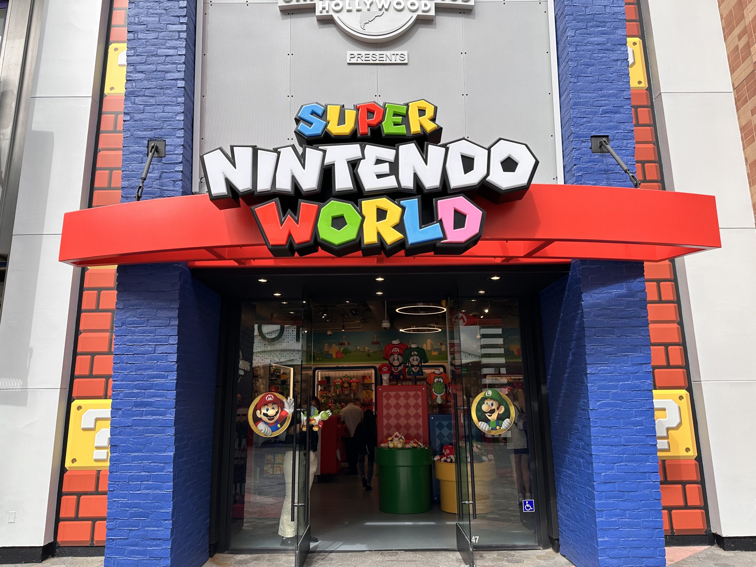 super-mario-world-universal-hollywood-store