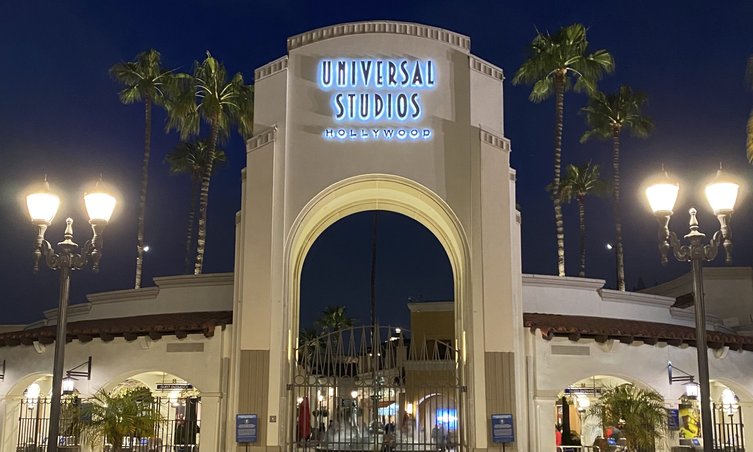universal-hollywood-entrance-night