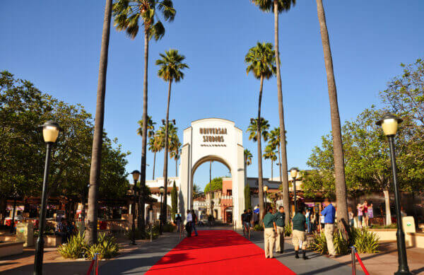 Universal Studios Hollywood Entrance 600x389 