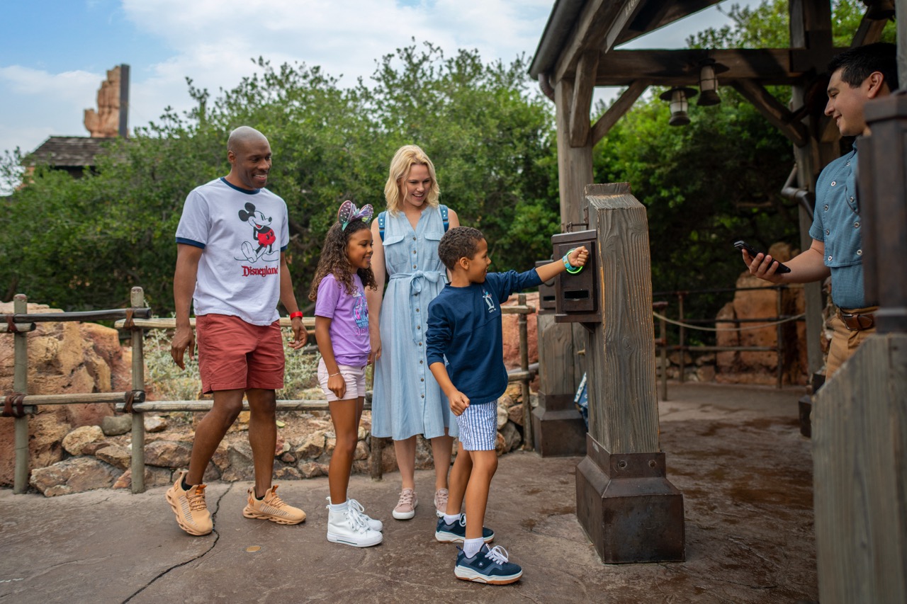 disneyland-btmrr-lightning-lane-magic-band-entry
