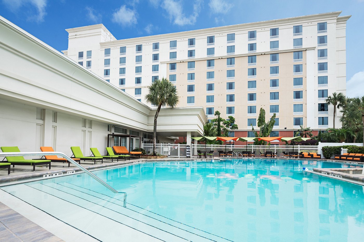 holiday-inn-across-from-universal-orlando-walking-distance