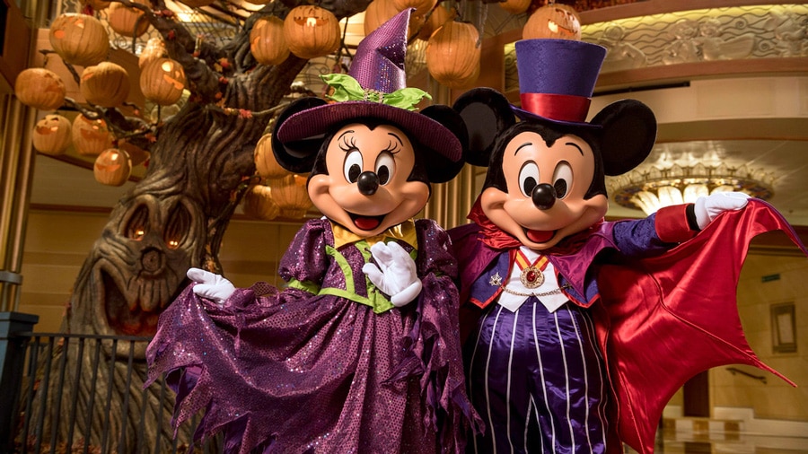 mickey-and-minnie-in-costumes-for-halloween-on-the-high-seas