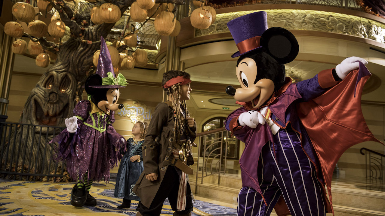 mickey-and-minnie-on-halloween-cruise-with-kids