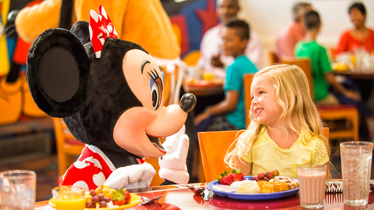 minnie-mouse-character-dining-with-kids