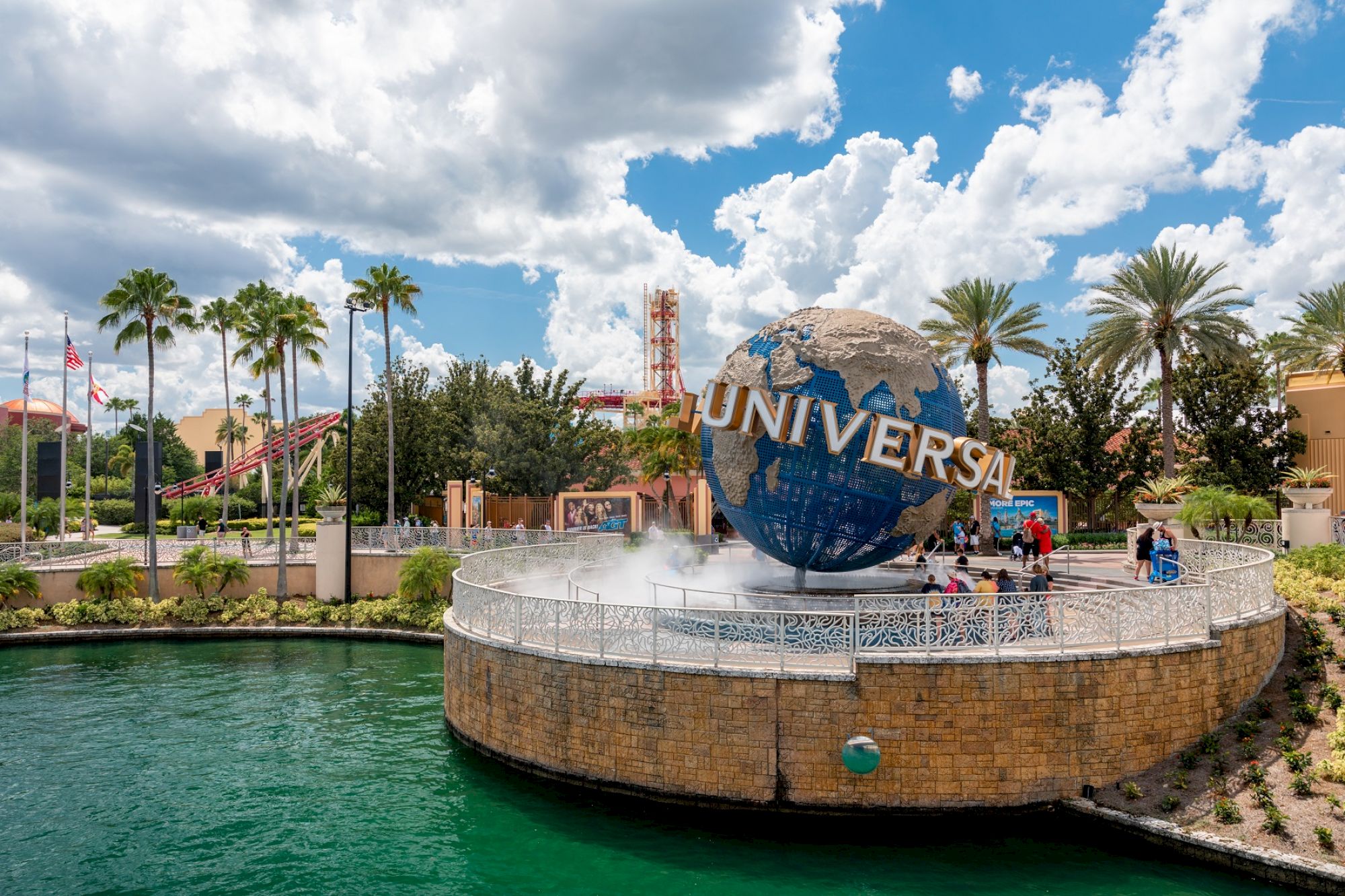universal-orlando-globe-entrance-for-tickets-and-reservations